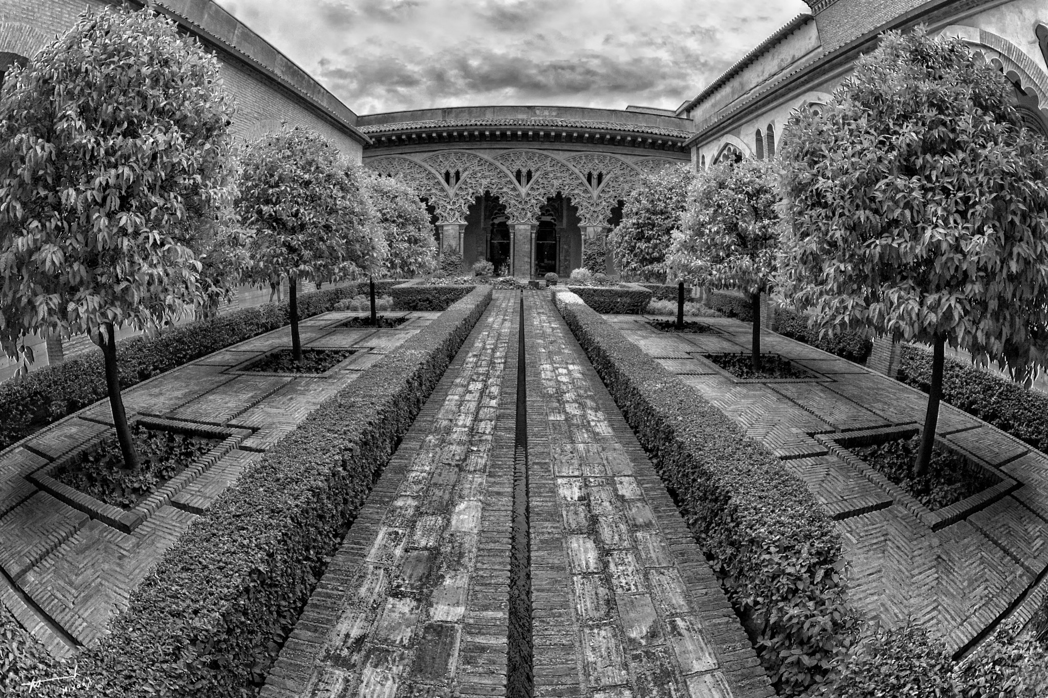 Nikon D7100 + Sigma 10mm F2.8 EX DC HSM Diagonal Fisheye sample photo. The aljafería palace photography