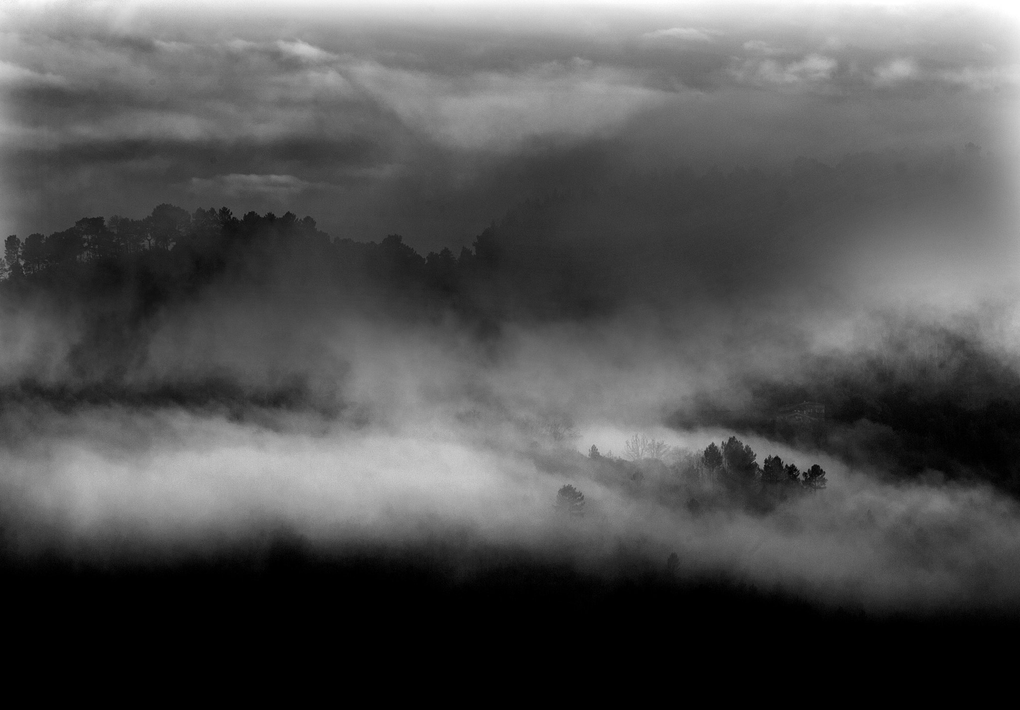 AF-S Zoom-Nikkor 80-200mm f/2.8D IF-ED sample photo. St jean du gard mont brion photography