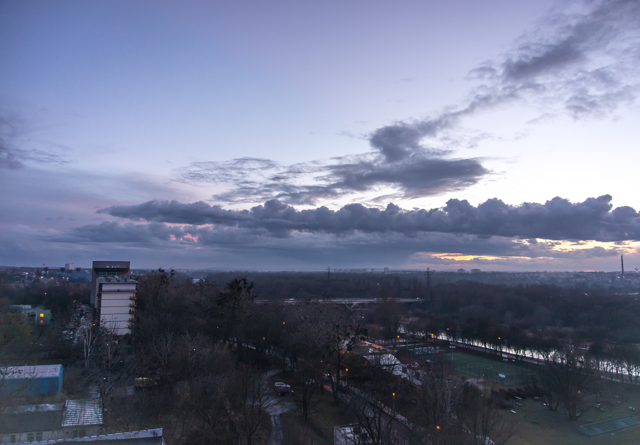 Sony Alpha NEX-5N + Sony E 16-50mm F3.5-5.6 PZ OSS sample photo. Evening cityscape photography