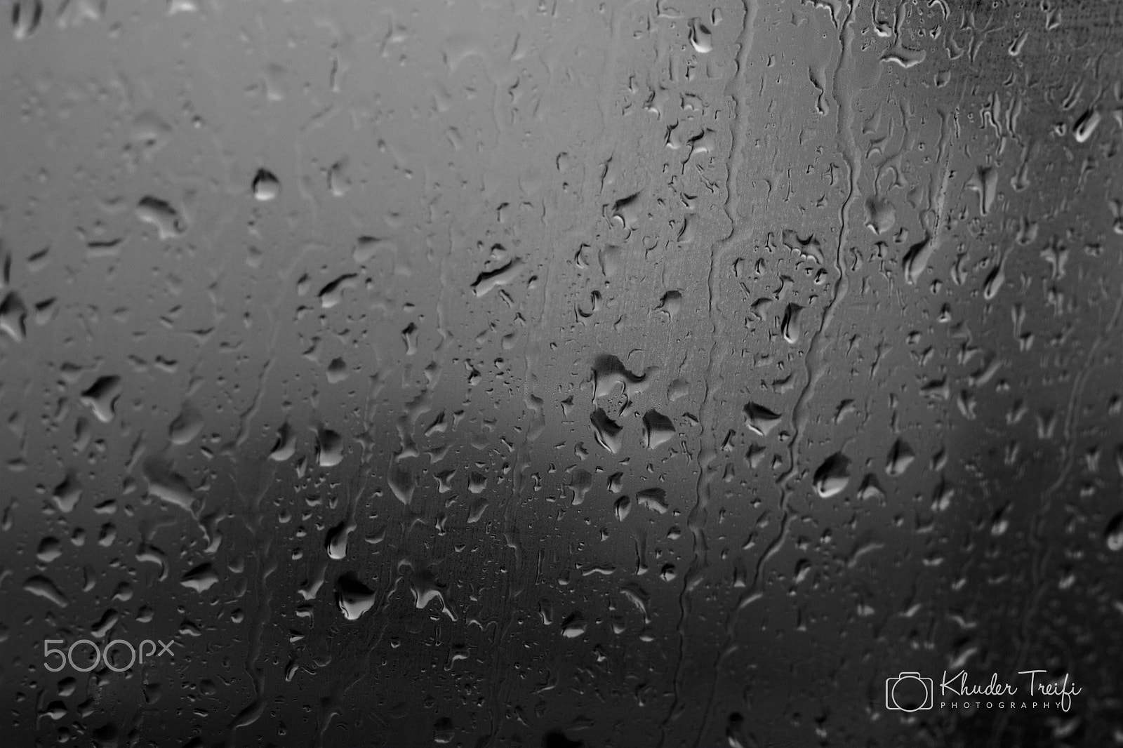 Canon EOS 500D (EOS Rebel T1i / EOS Kiss X3) + Canon EF 50mm F1.8 II sample photo. Rain photography