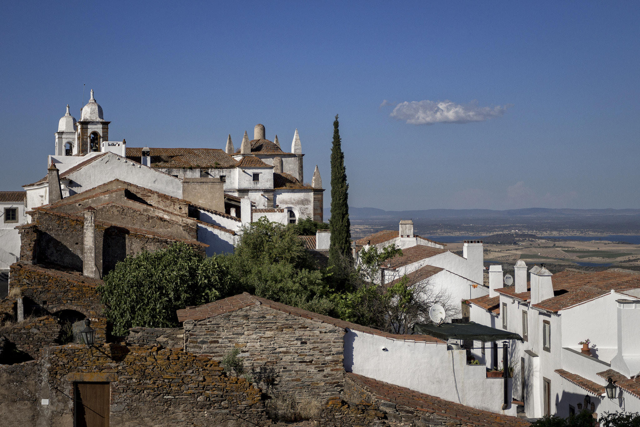 Canon EOS 100D (EOS Rebel SL1 / EOS Kiss X7) + Canon EF 17-40mm F4L USM sample photo. Hilltop monsaraz photography