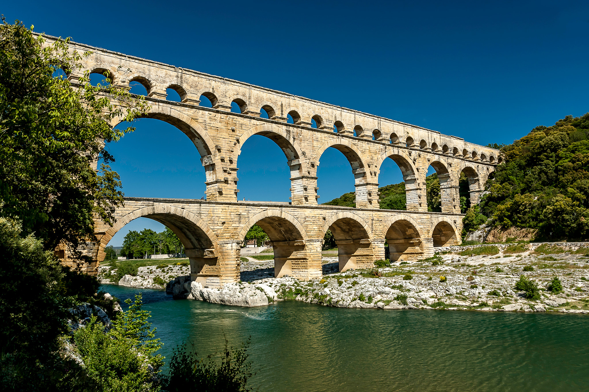 Canon EOS 450D (EOS Rebel XSi / EOS Kiss X2) + Canon EF 17-40mm F4L USM sample photo. Pont du gard photography