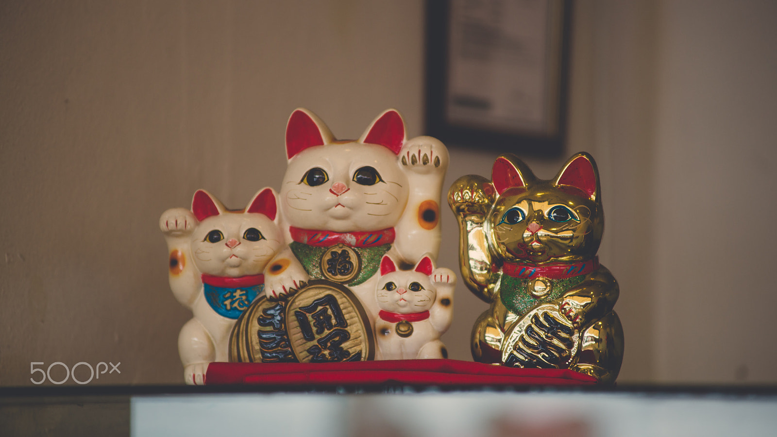 Sony Alpha DSLR-A850 + Minolta AF 80-200mm F2.8 HS-APO G sample photo. Maneki-neko photography