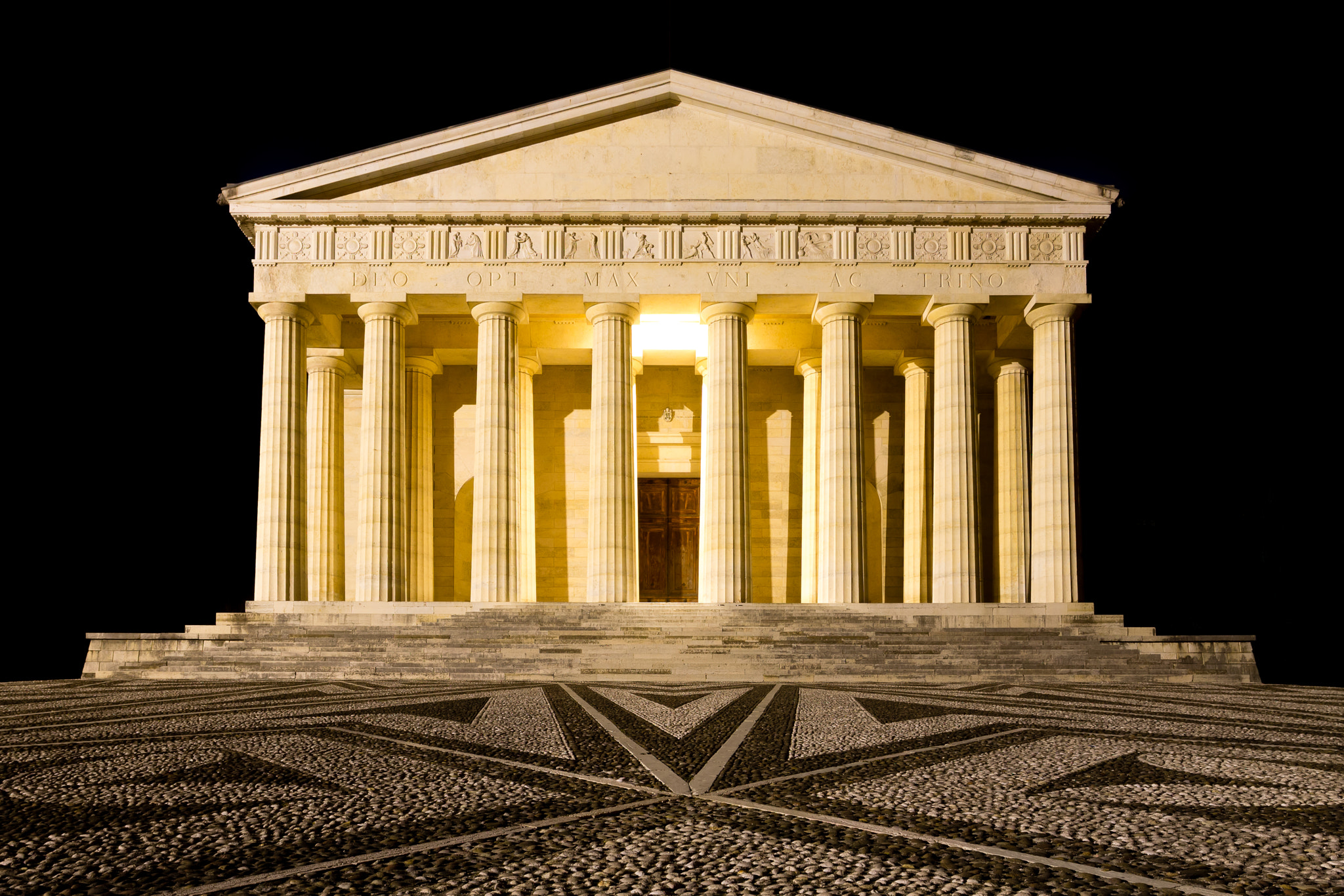 Canon EOS 1100D (EOS Rebel T3 / EOS Kiss X50) + Canon EF 17-40mm F4L USM sample photo. Temple of canova night view. roman columns photography