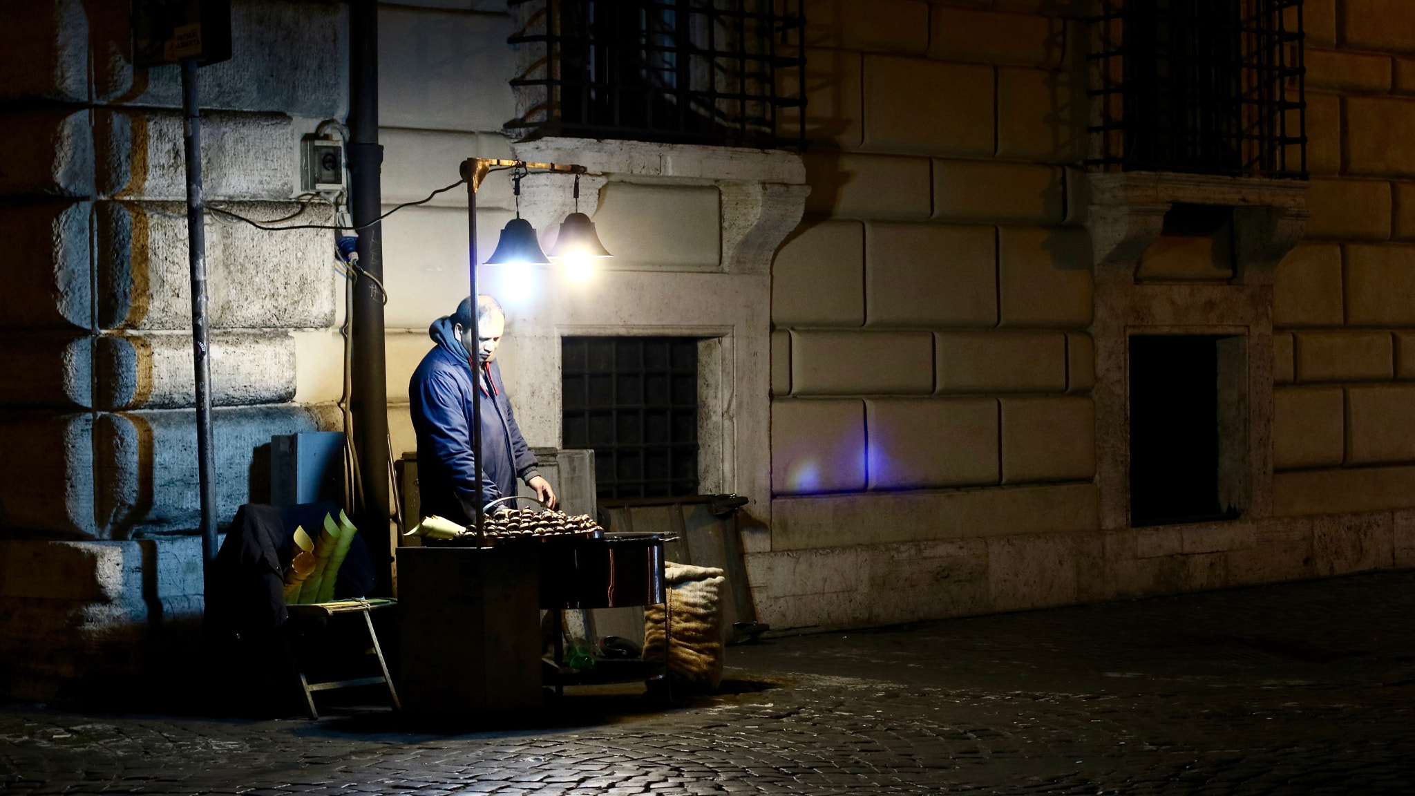 Canon EOS M3 + Canon EF 50mm F1.8 II sample photo. Guy selling chestnuts in the street photography