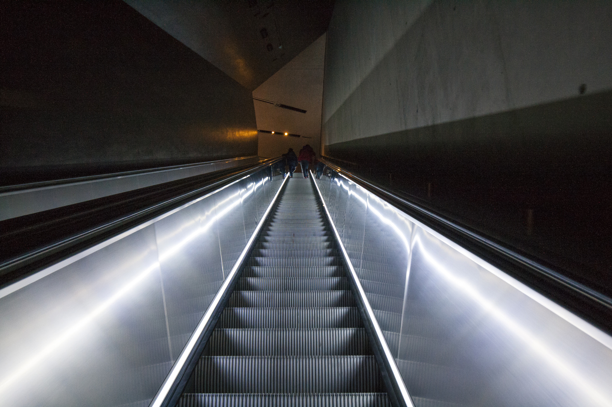 Canon EF-S 10-18mm F4.5–5.6 IS STM sample photo. Illuminated escalator photography