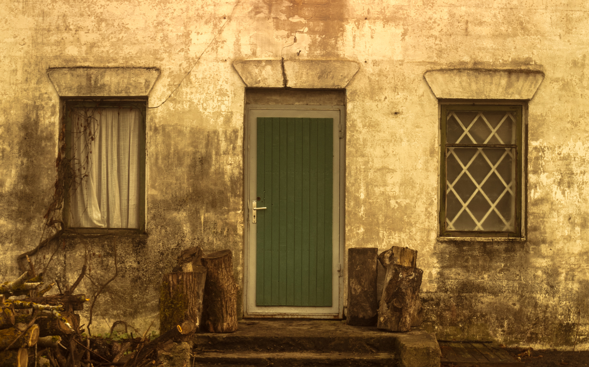 Pentax K-S2 sample photo. Old house photography