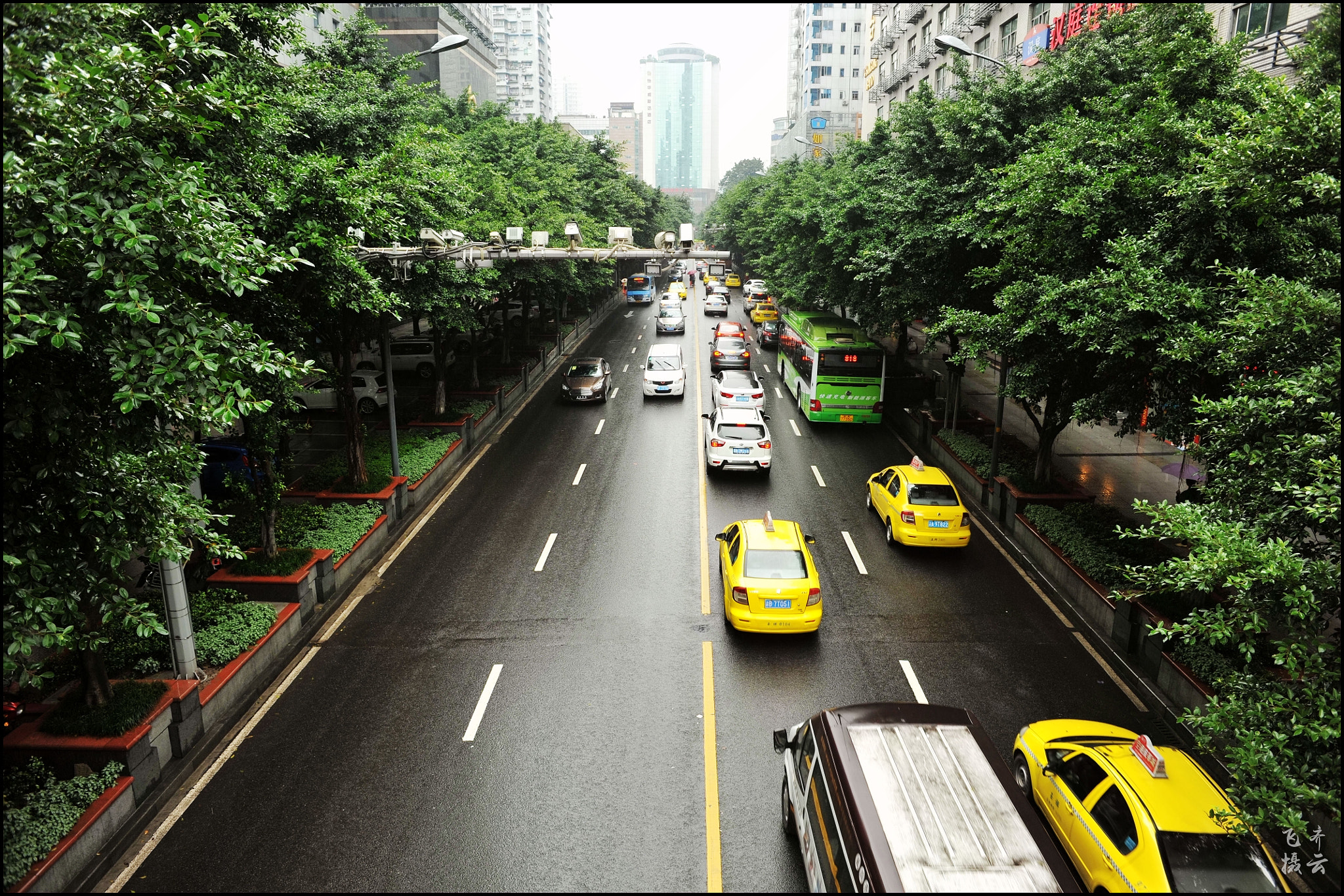 Nikon D3S + Nikon AF Nikkor 24mm F2.8D sample photo. Traffic in chongqing photography