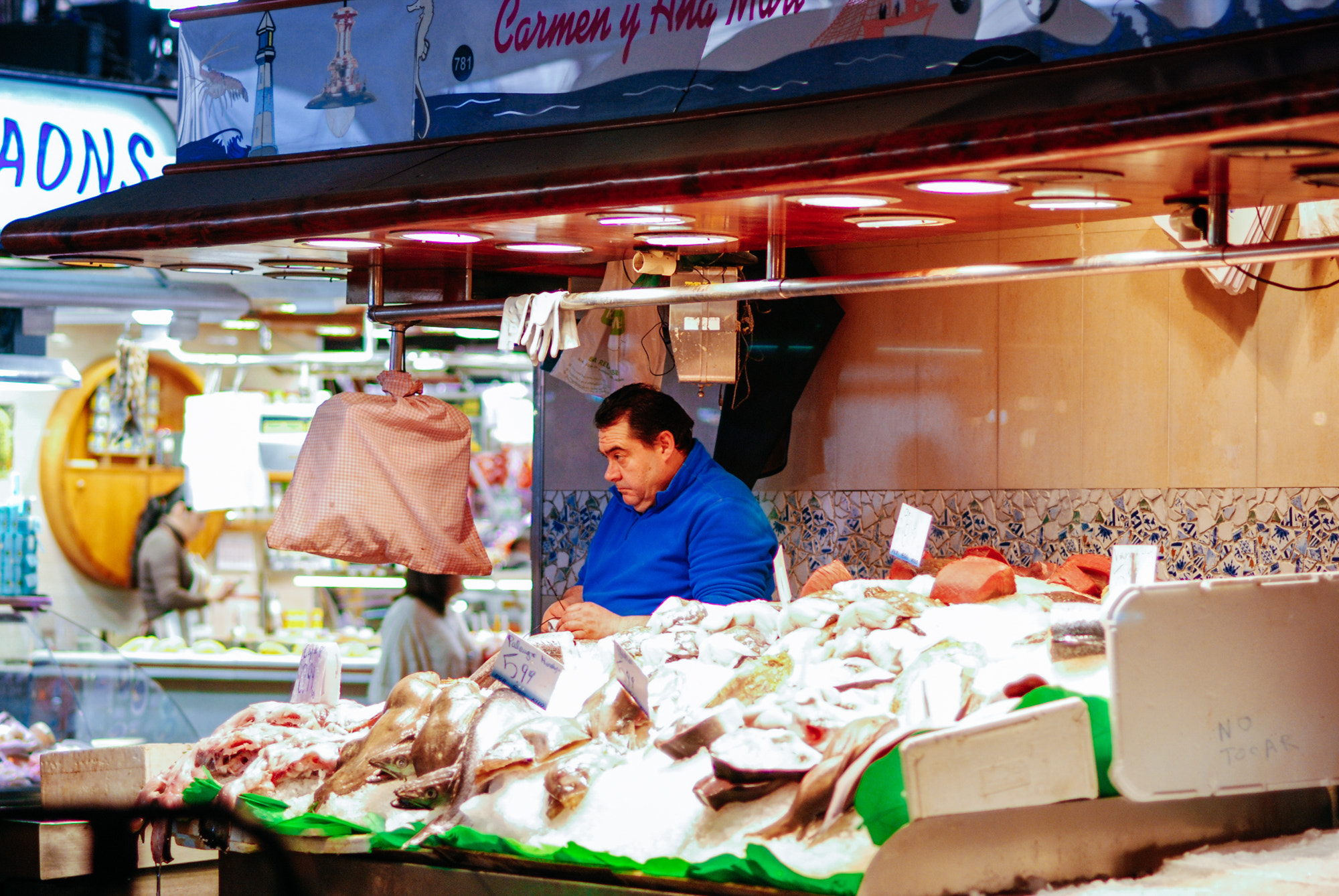 Nikon D80 + Nikon AF Nikkor 85mm F1.8D sample photo. Markets in spain photography