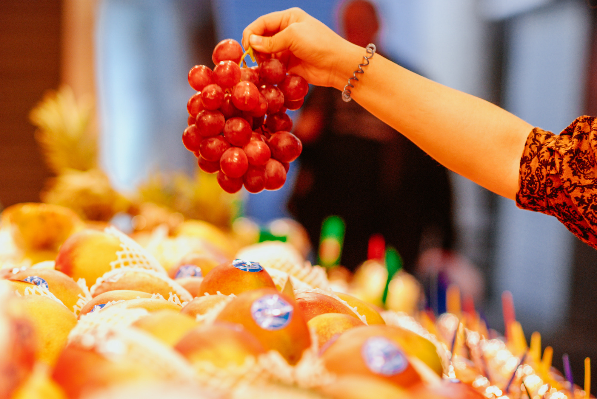 Nikon D80 + Nikon AF Nikkor 85mm F1.8D sample photo. Markets in spain photography