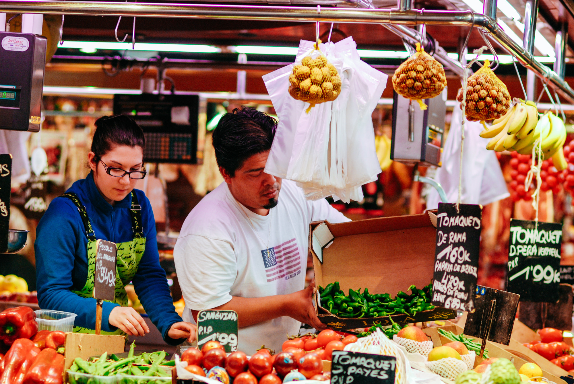 Nikon D80 + Nikon AF Nikkor 85mm F1.8D sample photo. Markets in spain photography