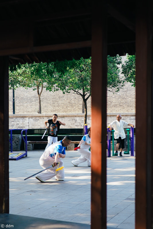 Olympus OM-D E-M10 + Panasonic Leica DG Summilux 25mm F1.4 II ASPH sample photo. Streets in xi'an photography