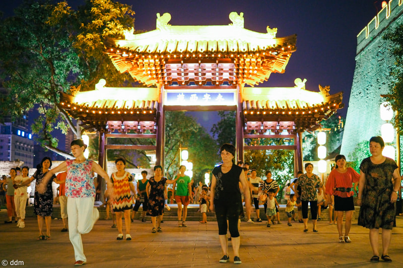 Olympus OM-D E-M10 + Panasonic Leica DG Summilux 25mm F1.4 II ASPH sample photo. Streets in xi'an photography