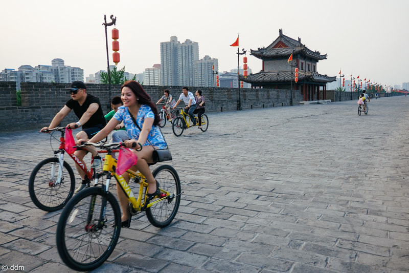 Olympus OM-D E-M10 + Panasonic Lumix G 14mm F2.5 ASPH sample photo. Streets in xi'an photography
