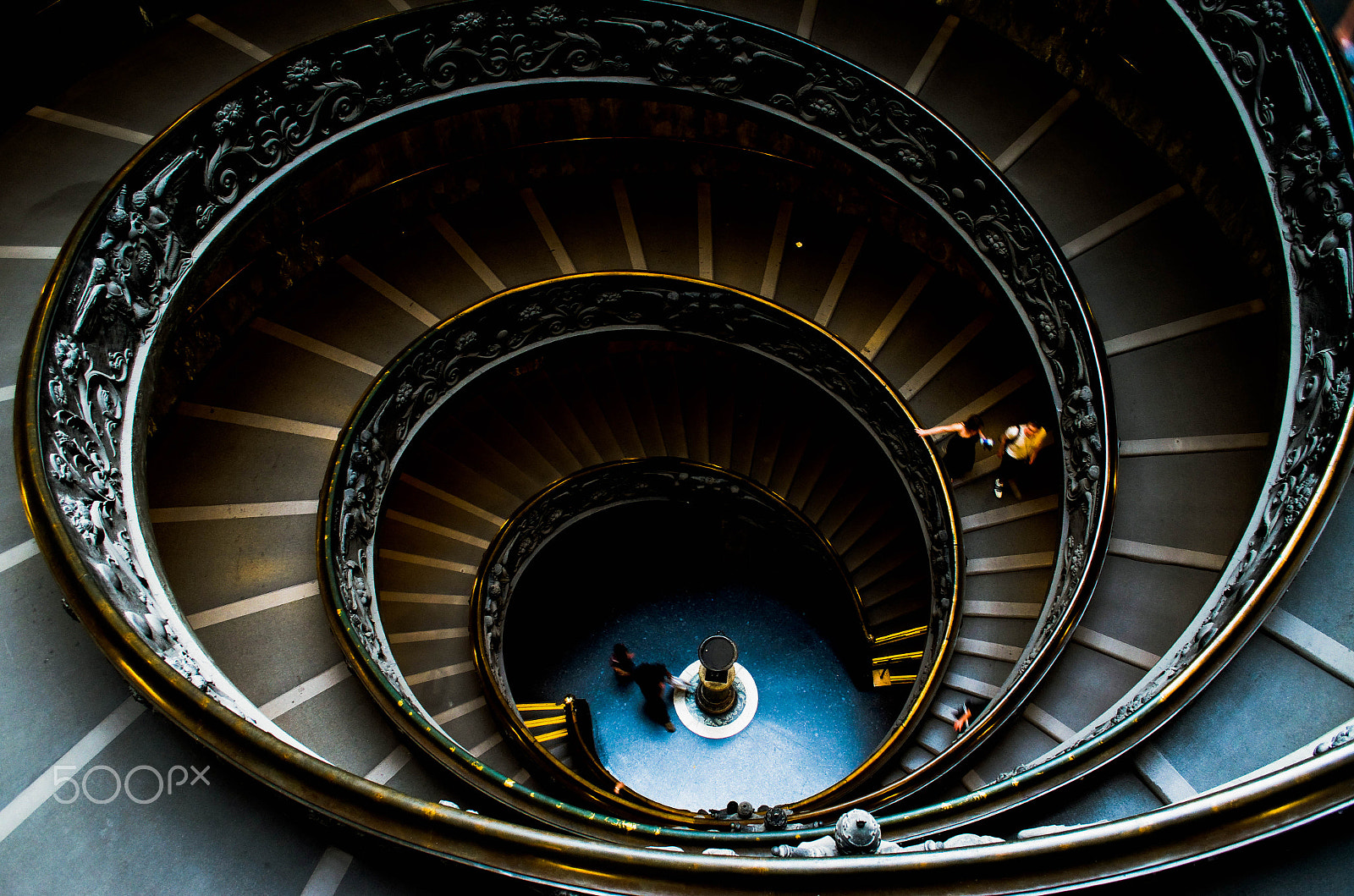 AF Zoom-Nikkor 35-135mm f/3.5-4.5 sample photo. Spiral photography