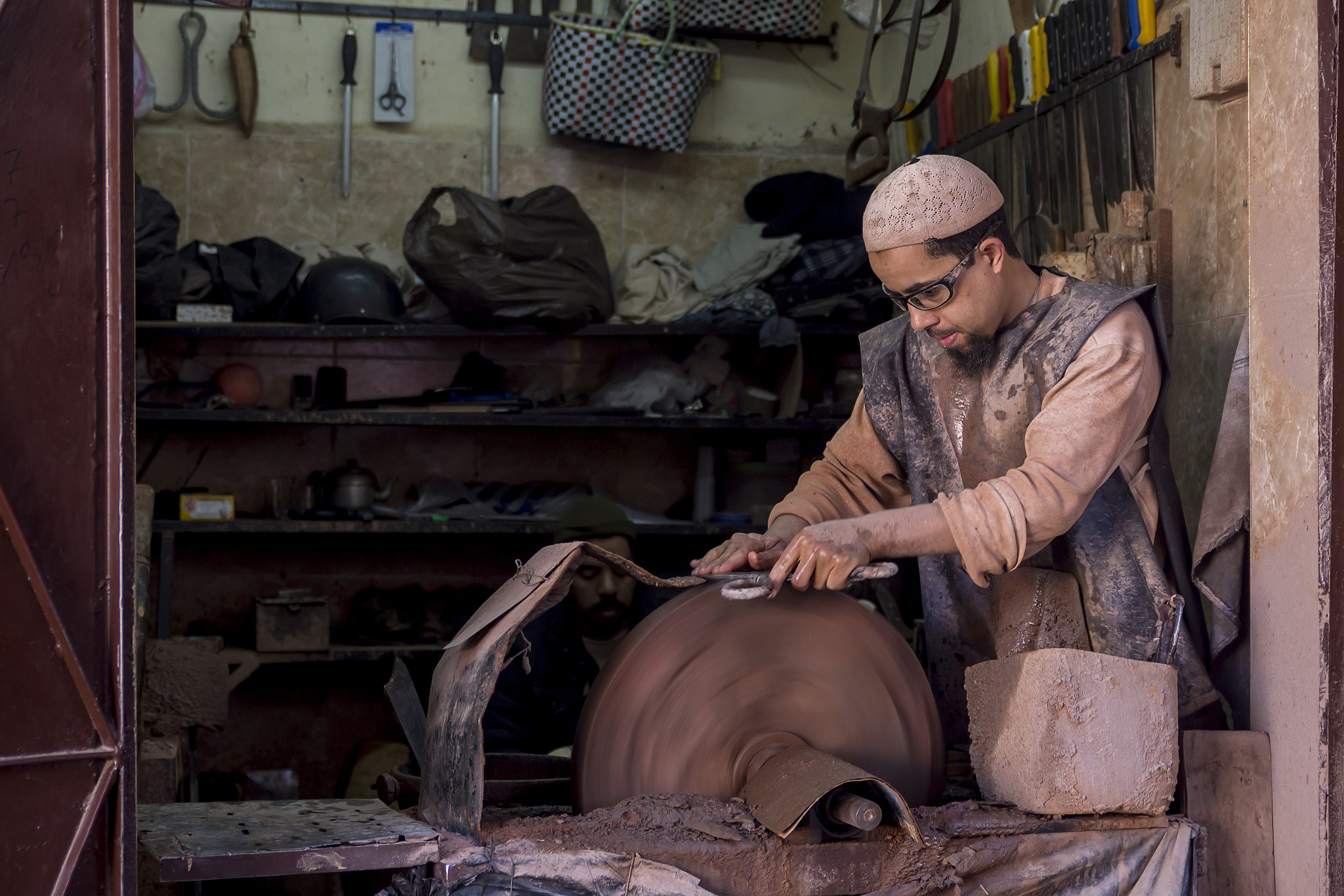 Canon EOS 100D (EOS Rebel SL1 / EOS Kiss X7) + Sigma 18-50mm f/2.8 Macro sample photo. Swordman in morocco photography