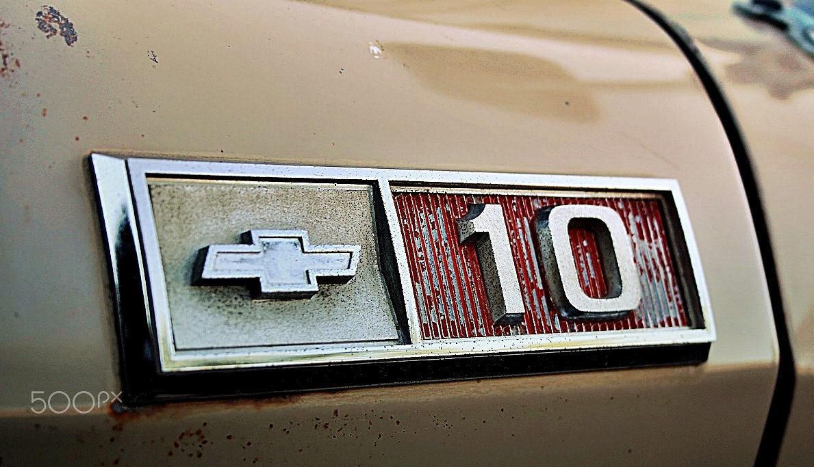 Canon EF-S 18-55mm F3.5-5.6 sample photo. Chevy c-10 emblem photography