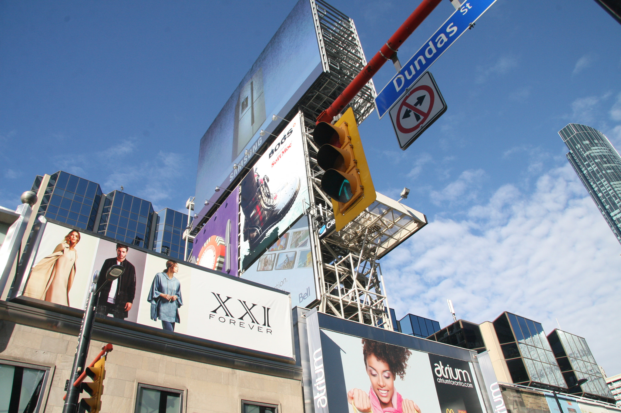 Canon EF-S 17-85mm F4-5.6 IS USM sample photo. Toronto traffic photography
