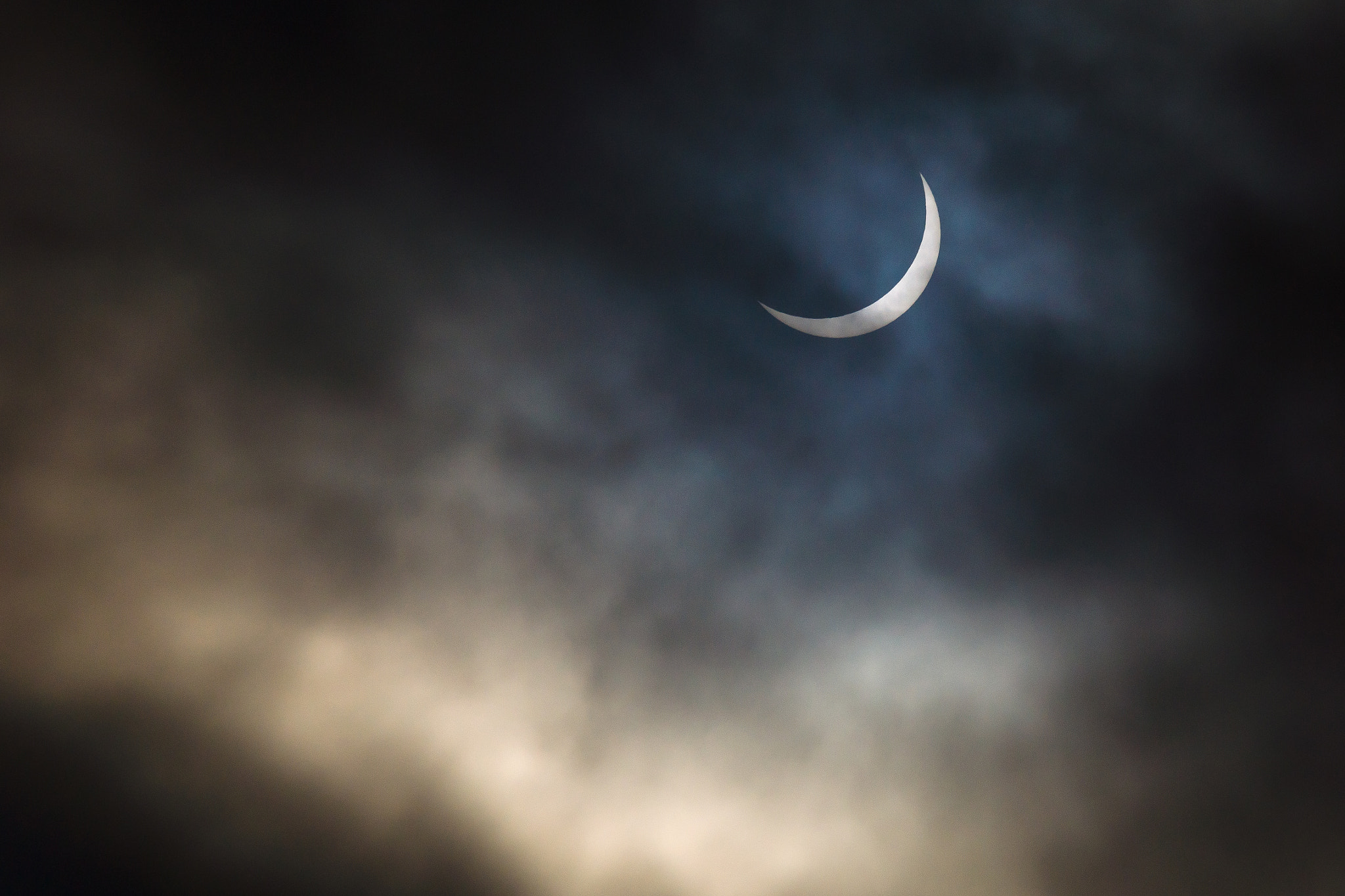 Sony 70-300mm F4.5-5.6 G SSM sample photo. That's no moon photography