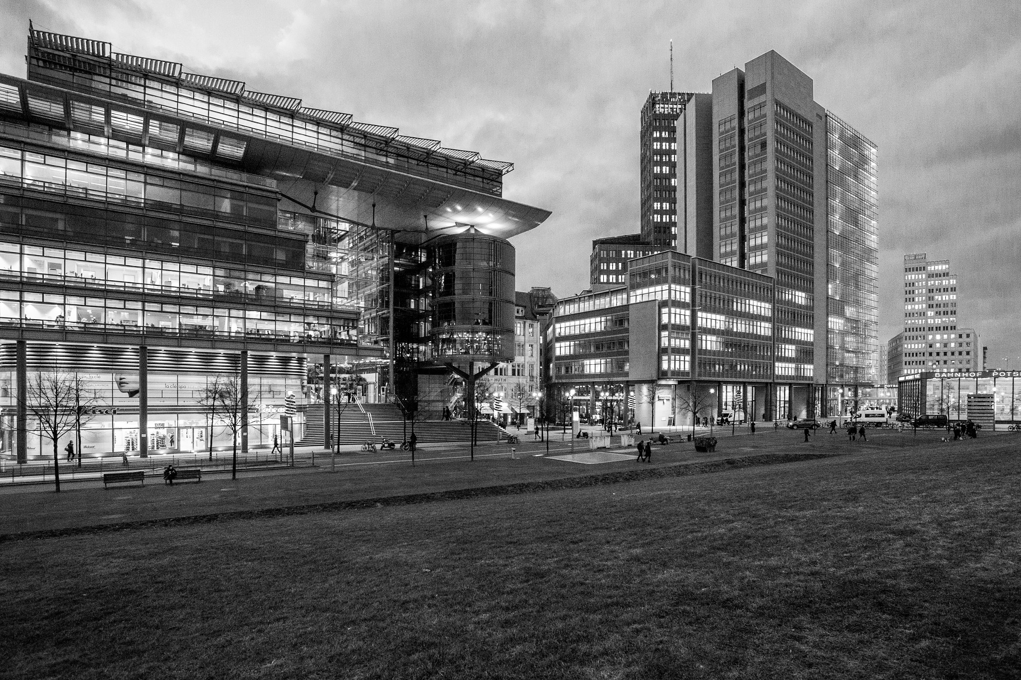 Nikon AF-S Nikkor 18-35mm F3.5-4.5G ED sample photo. Tilla-durieux park / potsdammer platz photography