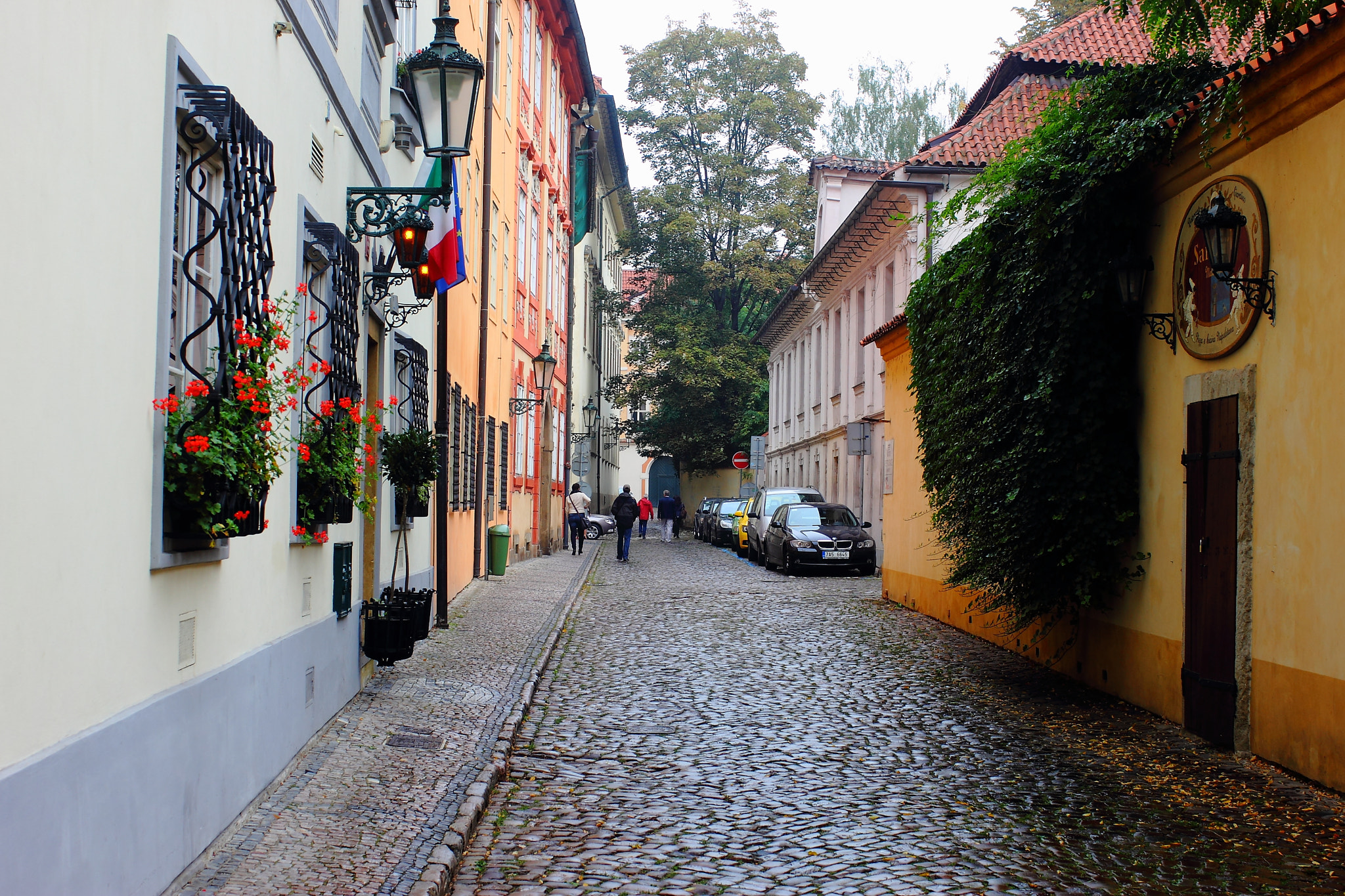 Canon EOS 60D + Canon EF 35mm F1.4L USM sample photo. Prague street mala strana photography