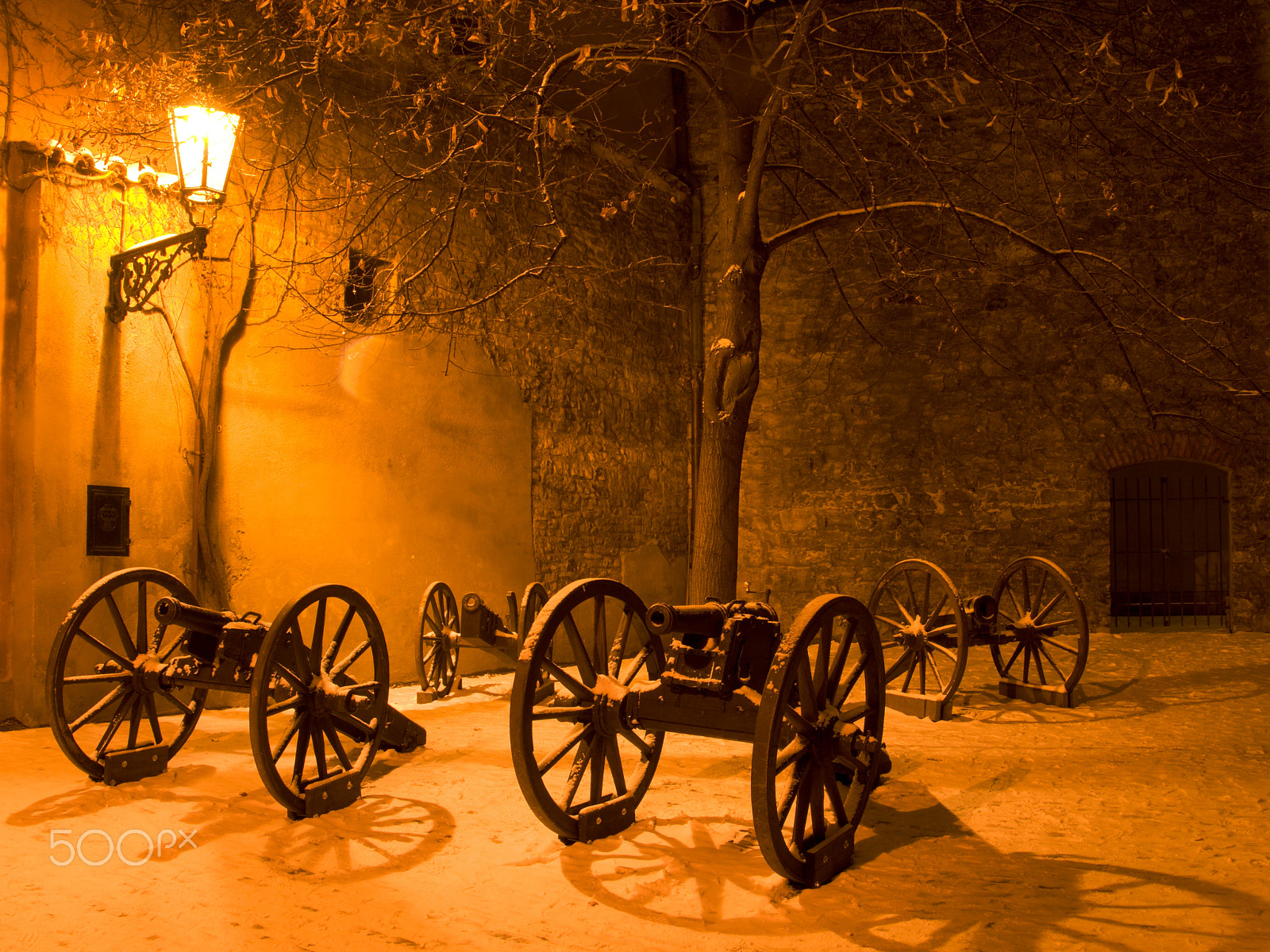 Nikon D3300 + 18.00 - 105.00 mm f/3.5 - 5.6 sample photo. Cannons in the golden lane photography