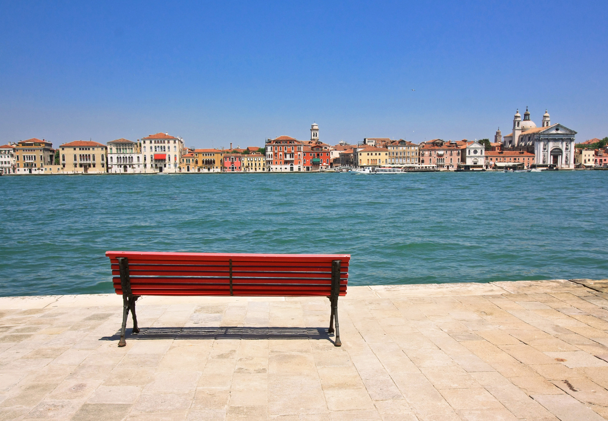 Canon EOS 450D (EOS Rebel XSi / EOS Kiss X2) + Sigma 10-20mm F3.5 EX DC HSM sample photo. A single red bench in the promenade in venice photography