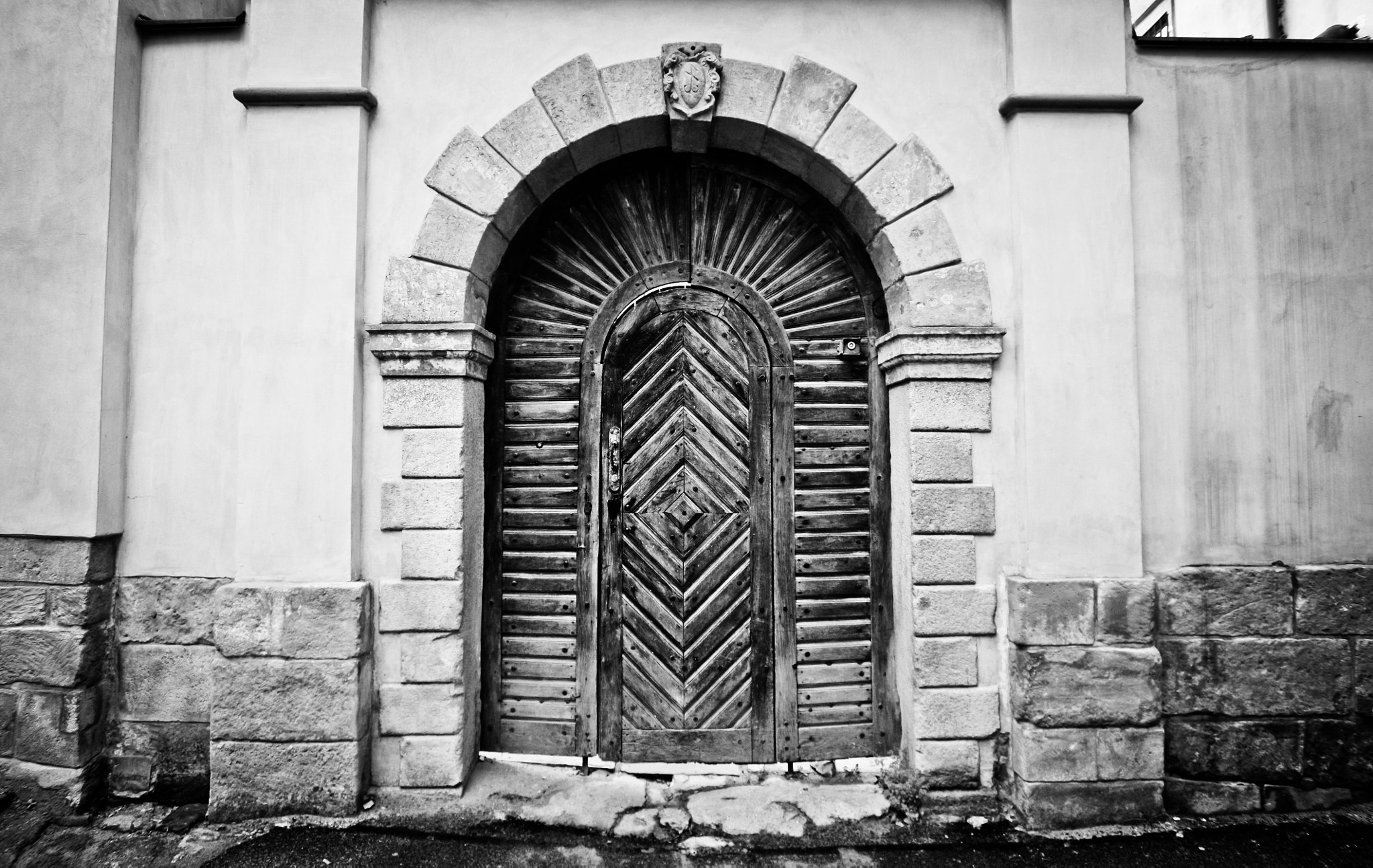 Sigma 10-20mm F3.5 EX DC HSM sample photo. Black and white old door photography