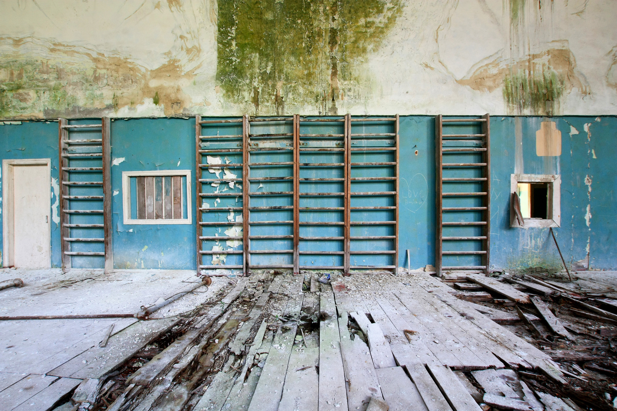 Sigma 10-20mm F3.5 EX DC HSM sample photo. The gym in abandoned school photography