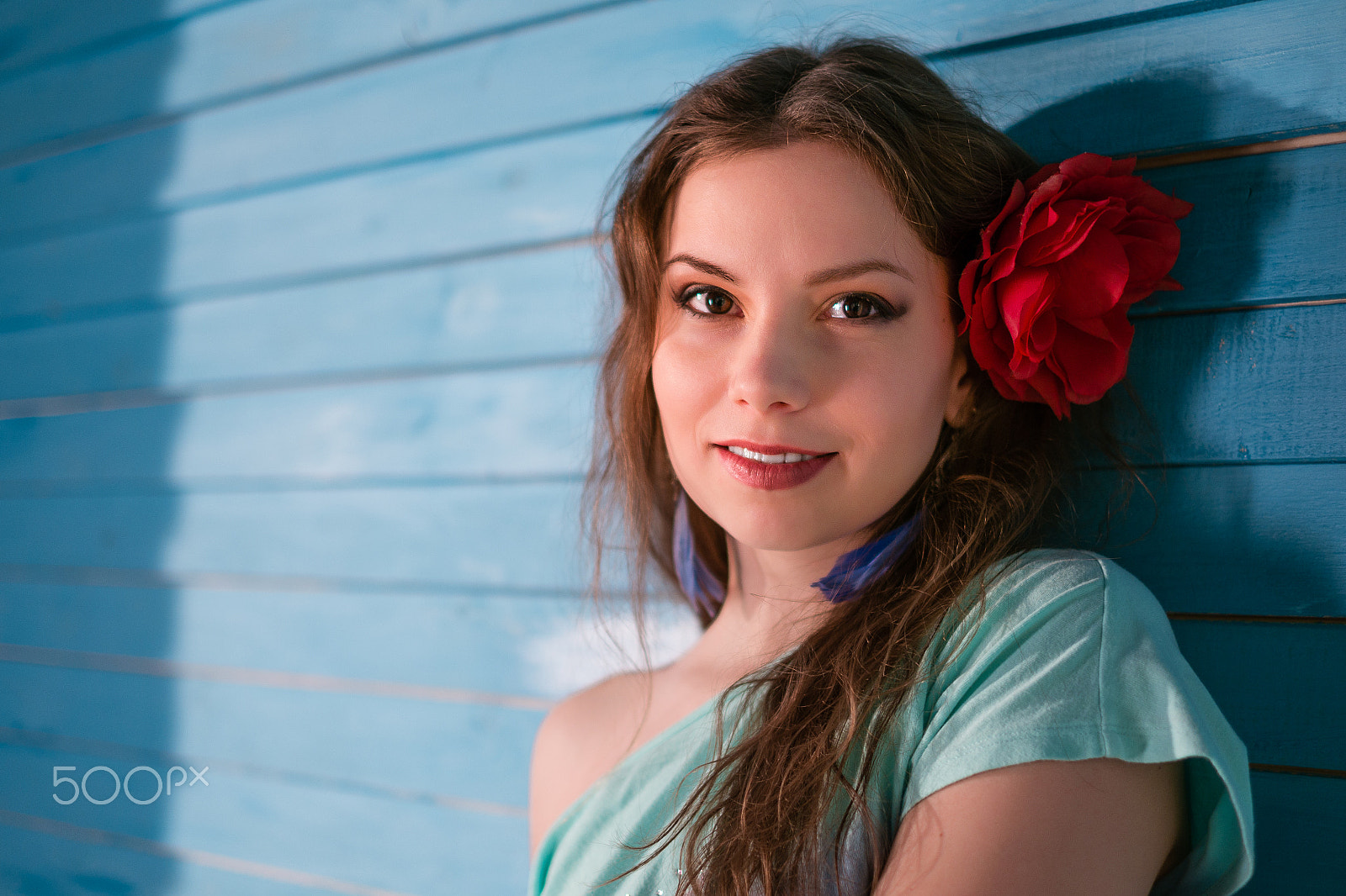 Fujifilm X-A1 + Fujifilm XF 35mm F1.4 R sample photo. Red flower woman photography