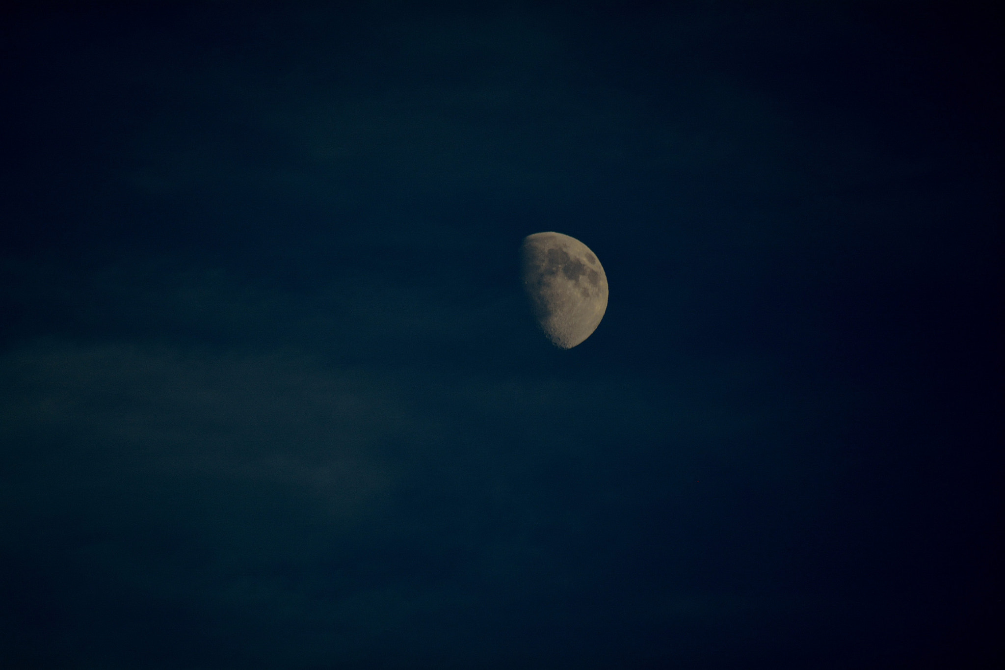 Nikon D5200 + AF Zoom-Nikkor 70-300mm f/4-5.6D ED sample photo. Moon photography