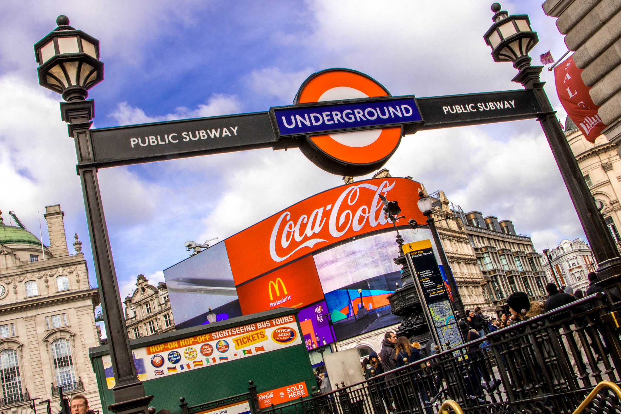 Canon EOS 760D (EOS Rebel T6s / EOS 8000D) sample photo. Piccadilly station photography
