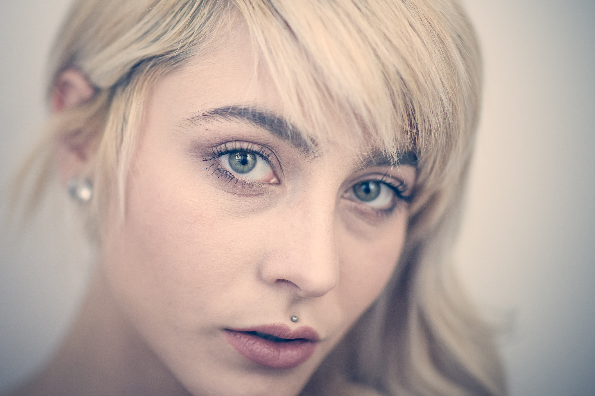 Sony Planar T* 85mm F1.4 ZA sample photo. My world is in your eyes photography