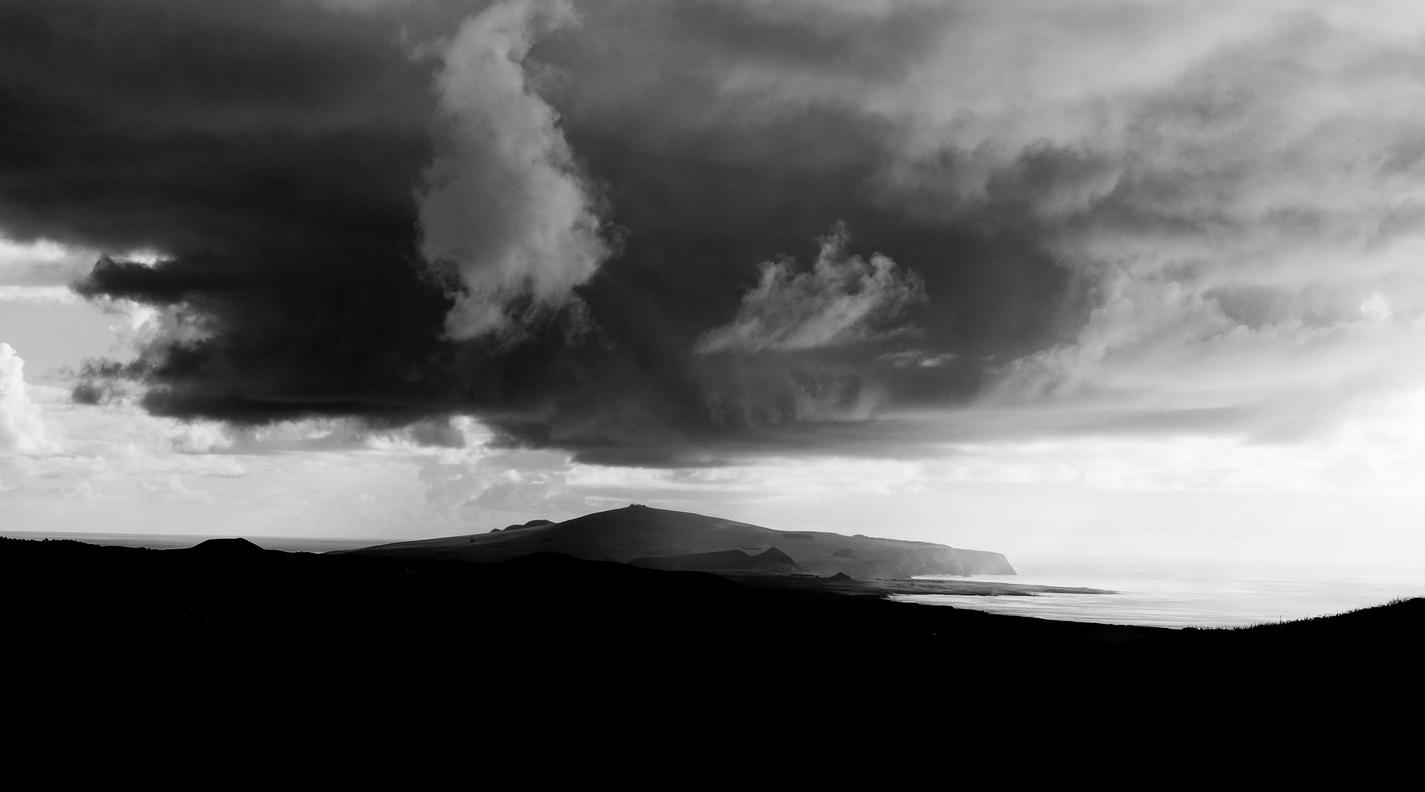 Sony Alpha NEX-5N + Sony E 18-200mm F3.5-6.3 OSS sample photo. Black clouds over easter island photography