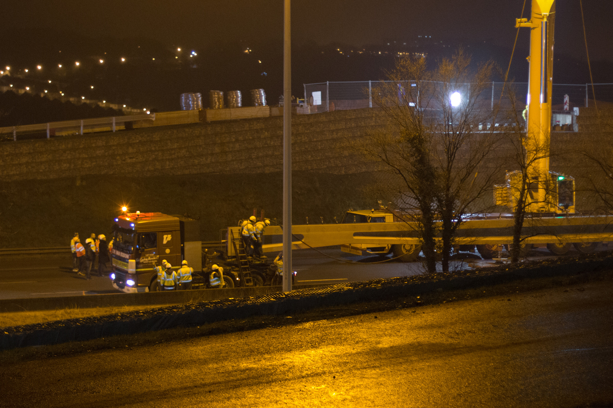 Canon EOS 100D (EOS Rebel SL1 / EOS Kiss X7) + Canon EF 50mm F1.4 USM sample photo. Night work photography