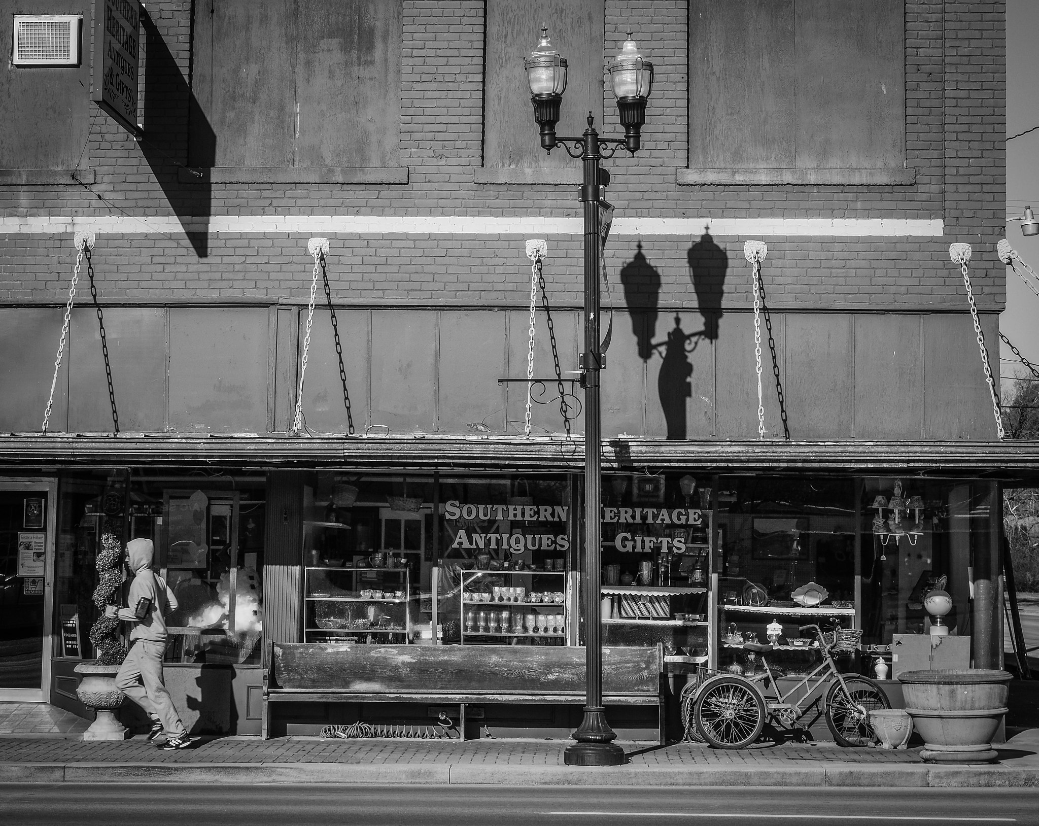 Olympus PEN-F sample photo. Southern antiques, runner and bicycle photography