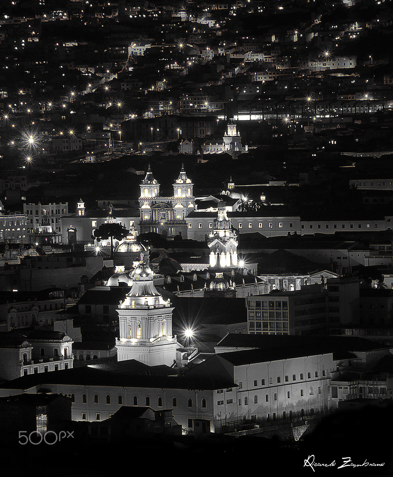 Nikon D300 + Tamron AF 18-200mm F3.5-6.3 XR Di II LD Aspherical (IF) Macro sample photo. Quito en blanco y negro photography