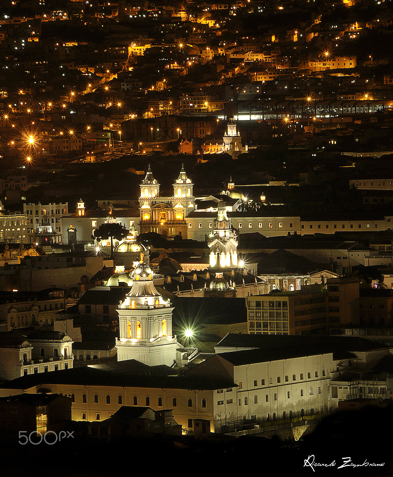 Nikon D300 + Tamron AF 18-200mm F3.5-6.3 XR Di II LD Aspherical (IF) Macro sample photo. Quito en la noche photography