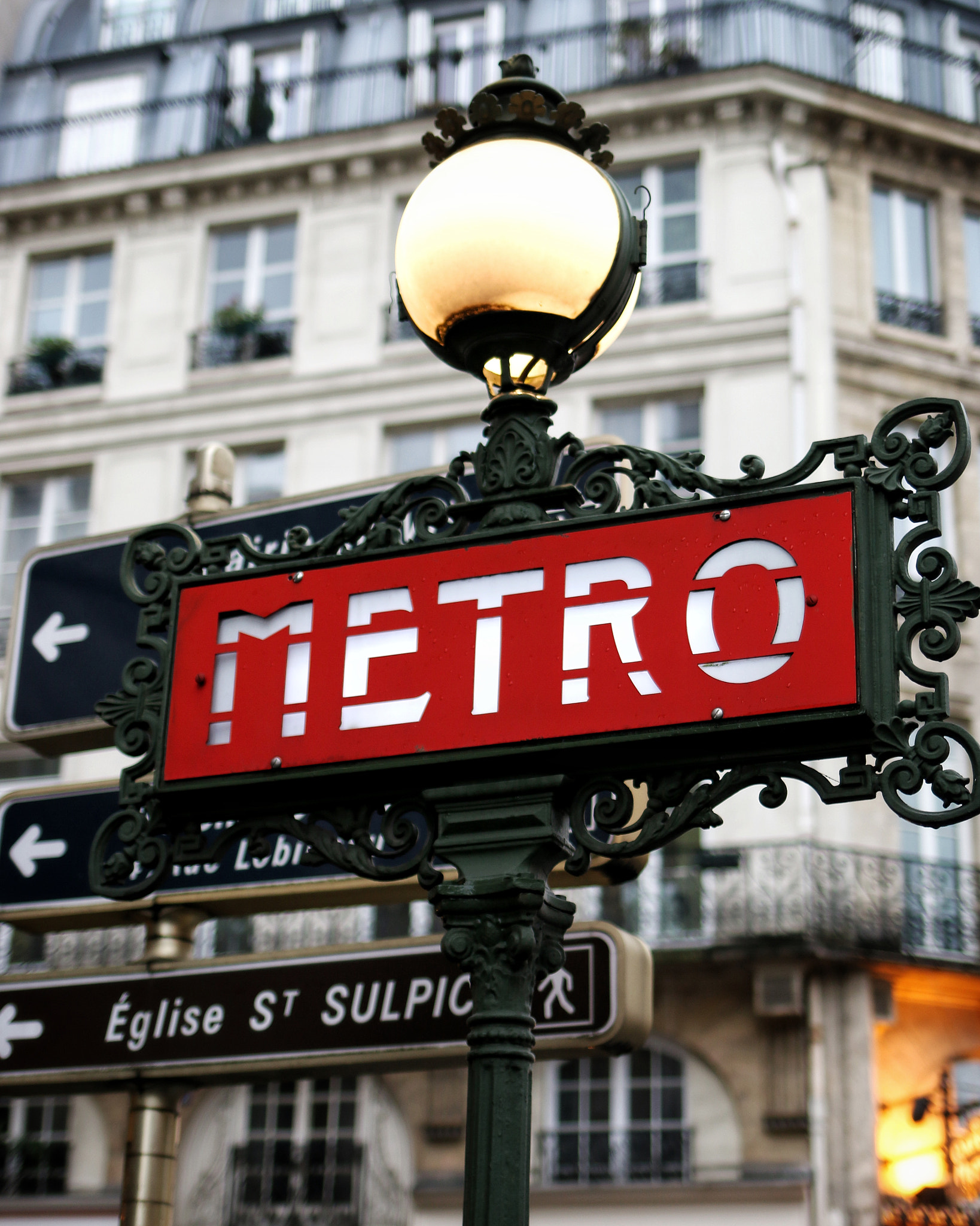 Canon EF 35mm F2 IS USM sample photo. Métro saint-sulpice (paris, france) photography