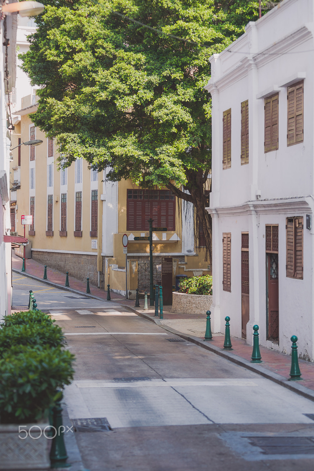 Minolta AF 80-200mm F2.8 HS-APO G sample photo. Streets of the old macao photography