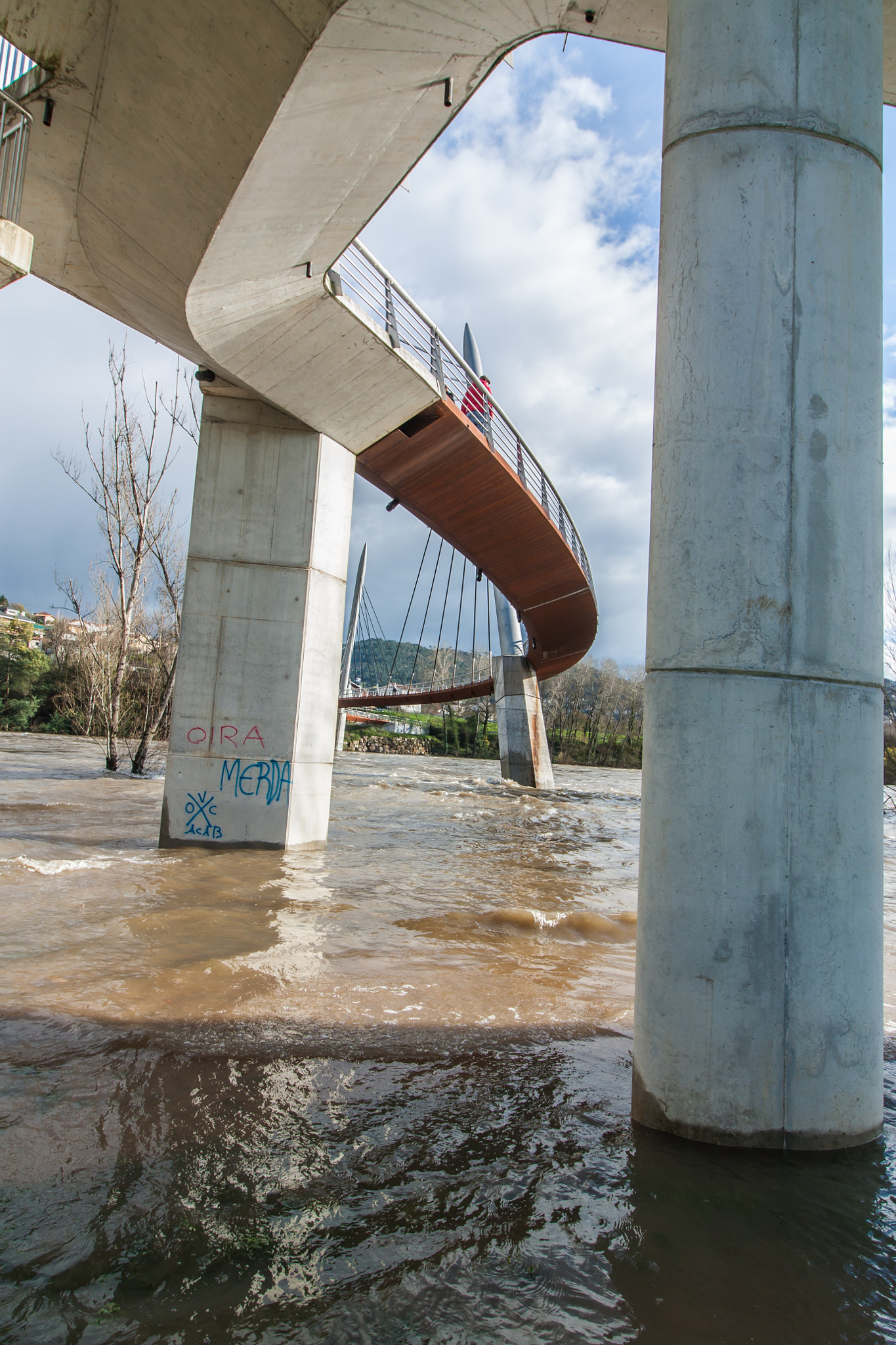 Canon EF-S 10-18mm F4.5–5.6 IS STM sample photo. Winding bridge photography