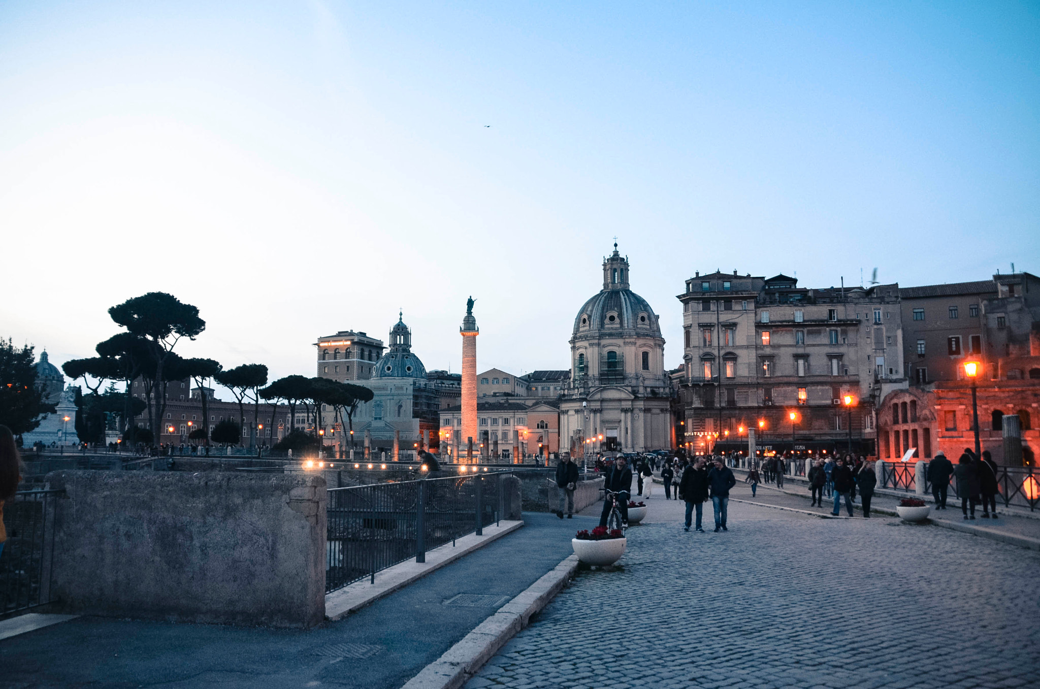 Nikon D5100 + Sigma 18-200mm F3.5-6.3 DC sample photo. Roma night photography