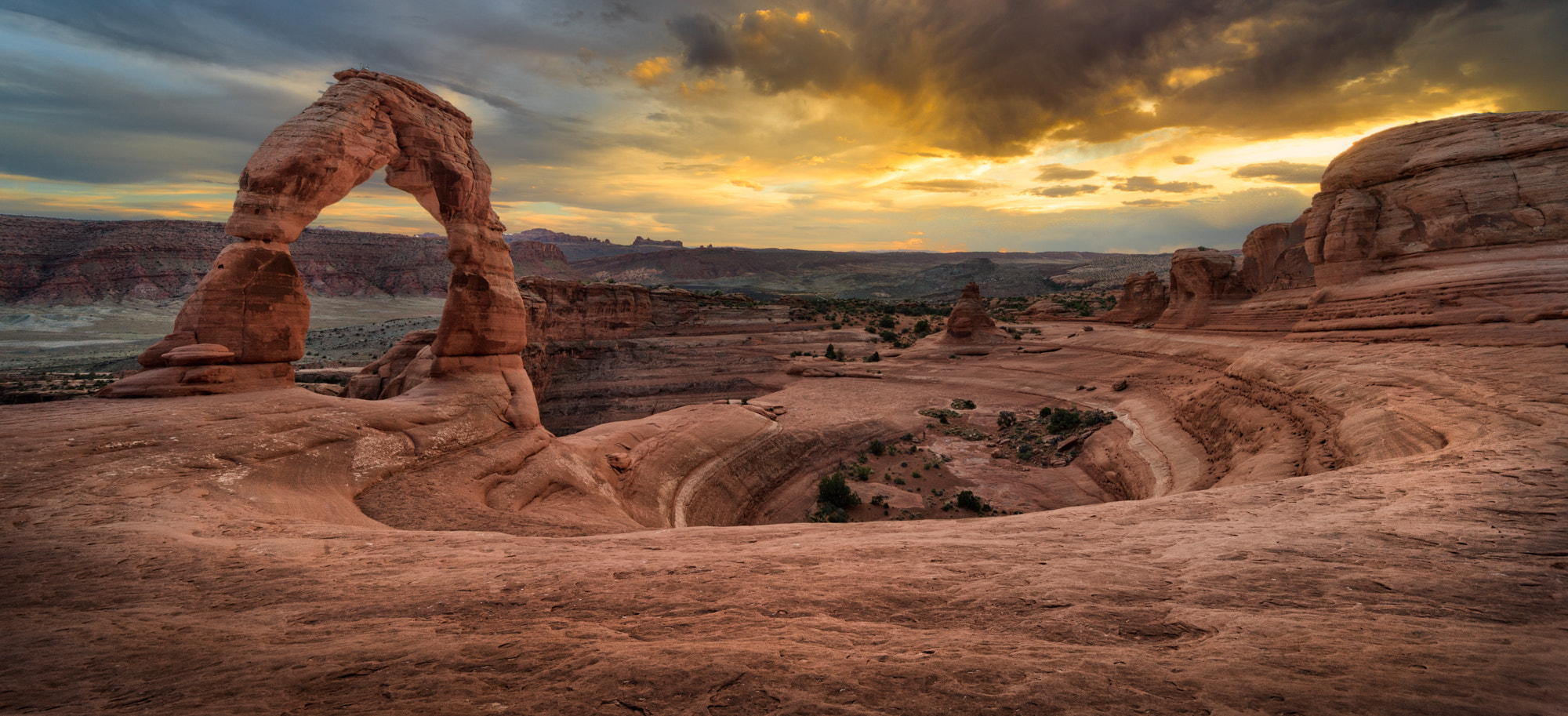 Canon EOS-1Ds Mark III + Sigma 12-24mm F4.5-5.6 EX DG Aspherical HSM sample photo. Sunset at delicate arch, arches national park, utah. photography