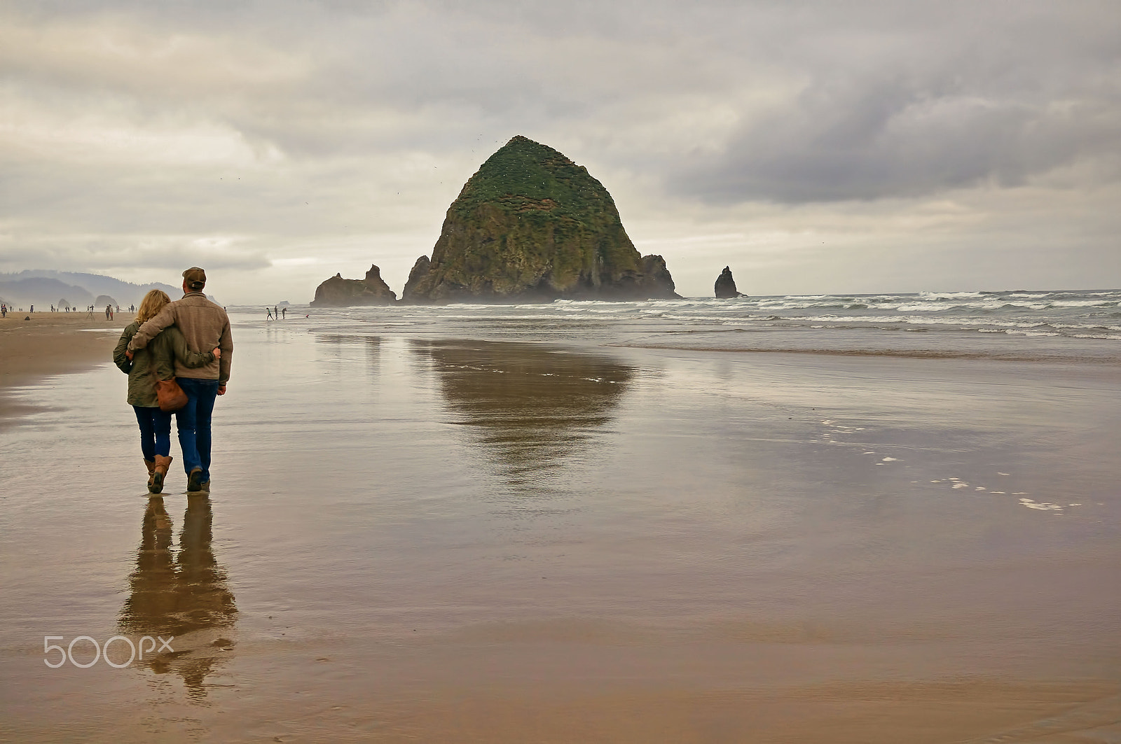 Sony Alpha NEX-6 + Sigma 30mm F2.8 EX DN sample photo. Couple walking at cannon beach oregon photography