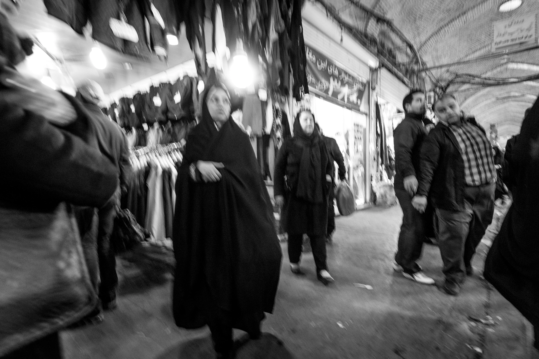 Canon EF-S 17-85mm F4-5.6 IS USM sample photo. Women in bazar - black and white photography