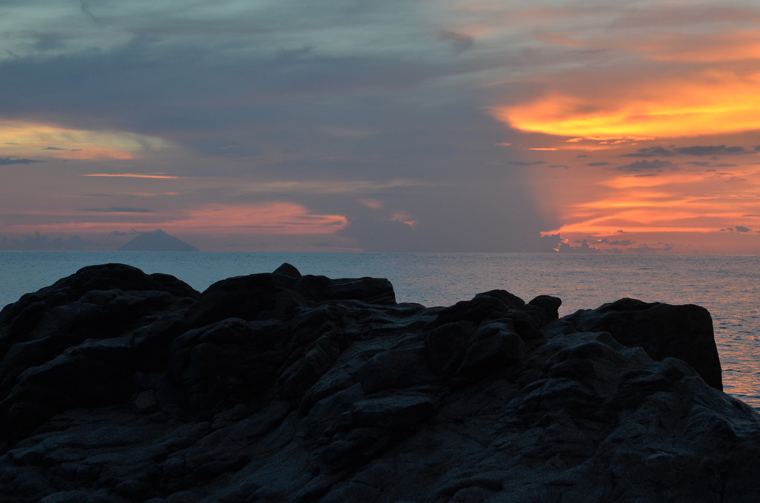 Nikon D7000 + AF Micro-Nikkor 55mm f/2.8 sample photo. Sunset from lions rock photography