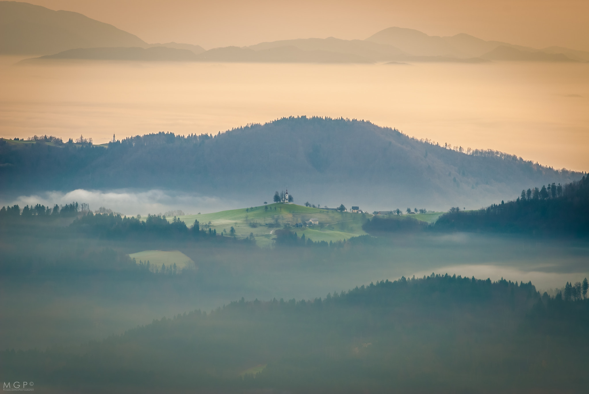 Nikon AF-Nikkor 80-200mm F2.8D ED sample photo. Above the fog! photography