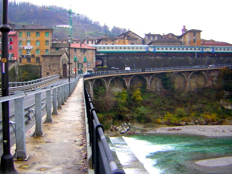 Nikon E2200 sample photo. Serravalle scrivia: panorama con treno photography