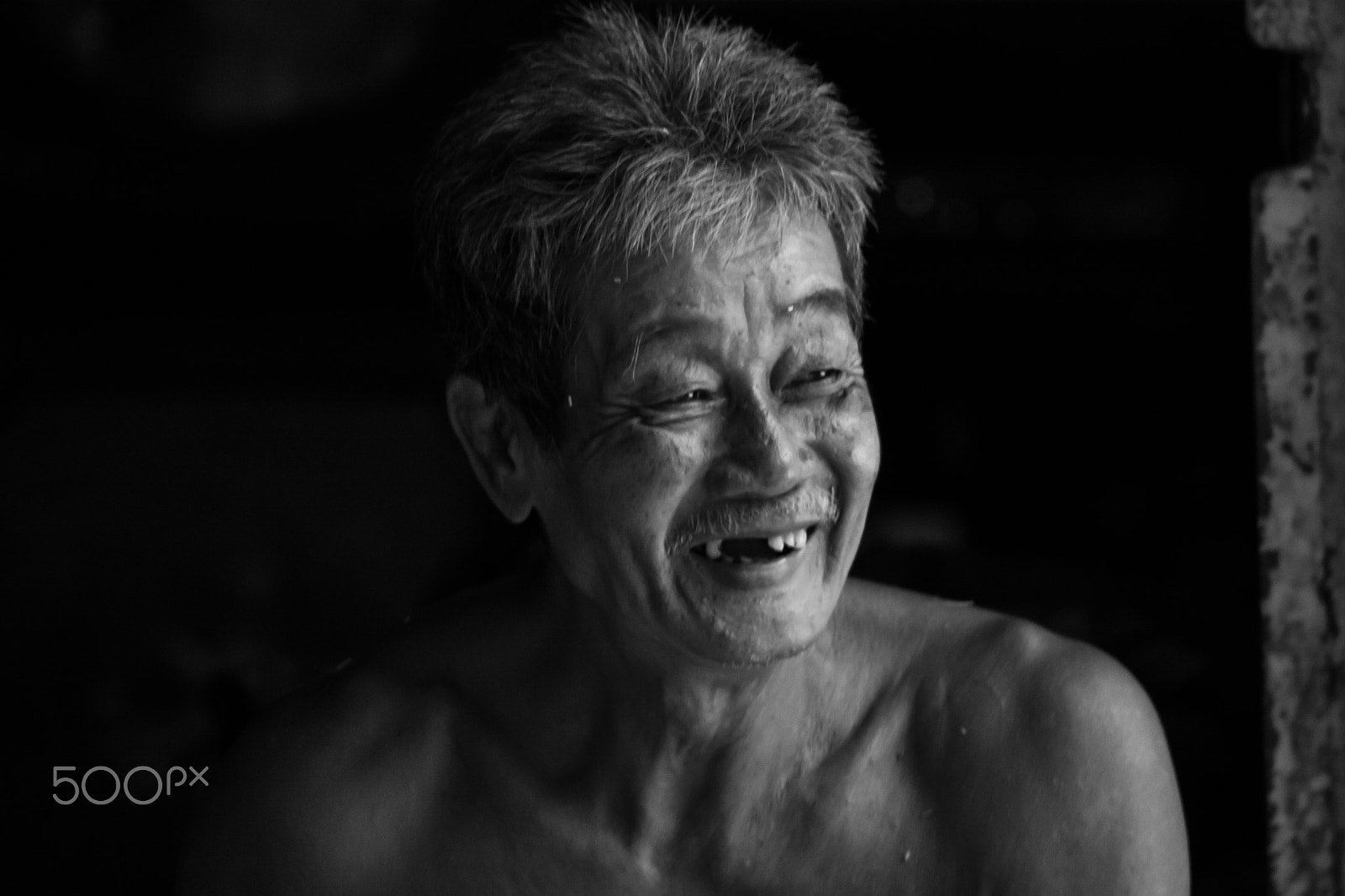 Canon EF 100-300mm F4.5-5.6 USM sample photo. Happy grass mat maker [b&amp;w] photography
