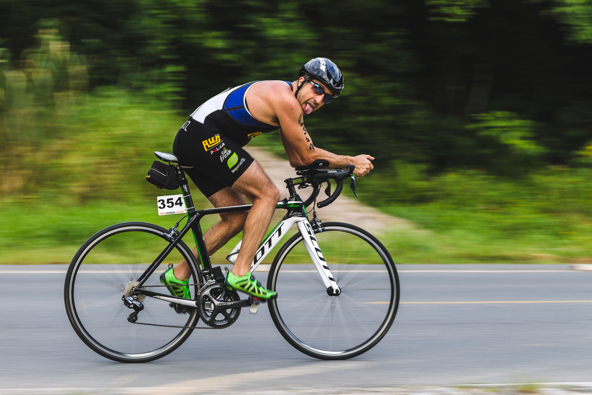 Canon EOS 1100D (EOS Rebel T3 / EOS Kiss X50) + Canon EF 500mm F4L IS USM sample photo. Road bike photography